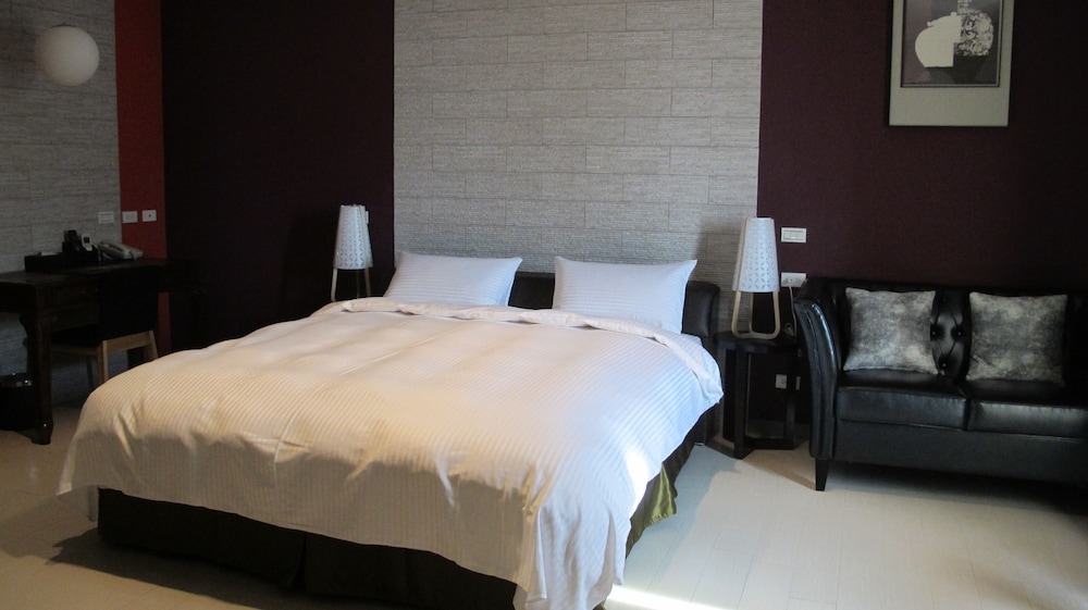 823-Tourist Hotel 36/64