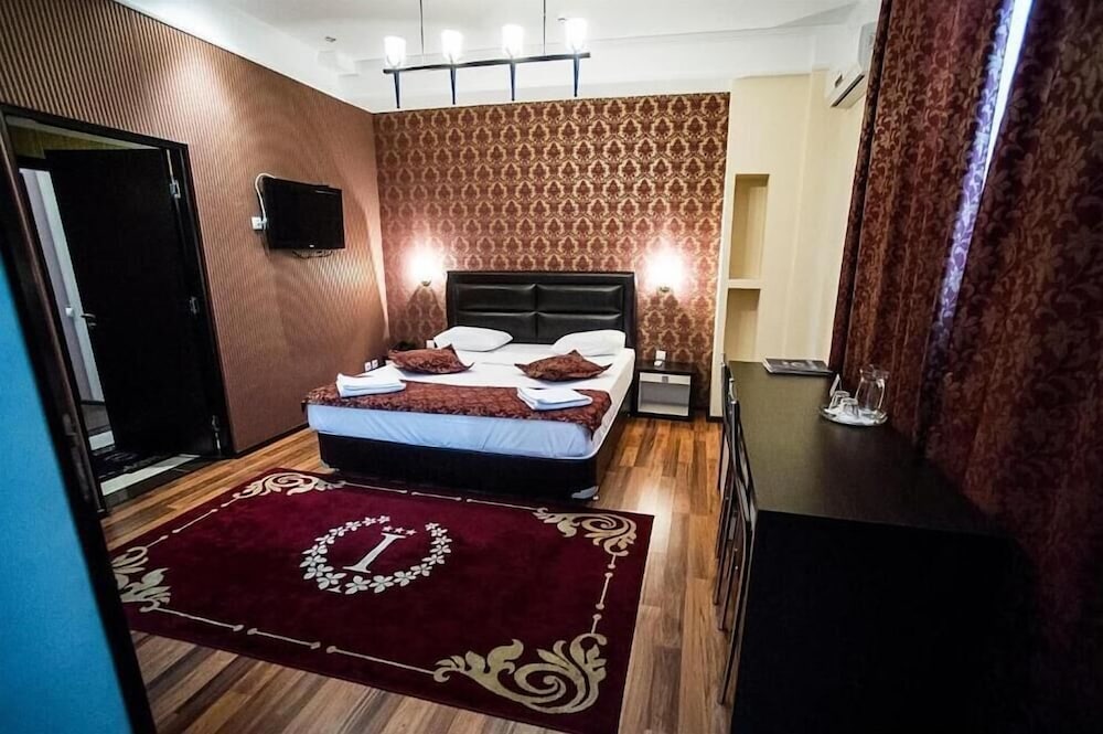 DELUXE, DOUBLE BED