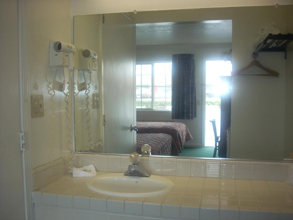 Economy Inn Monterey 26/31