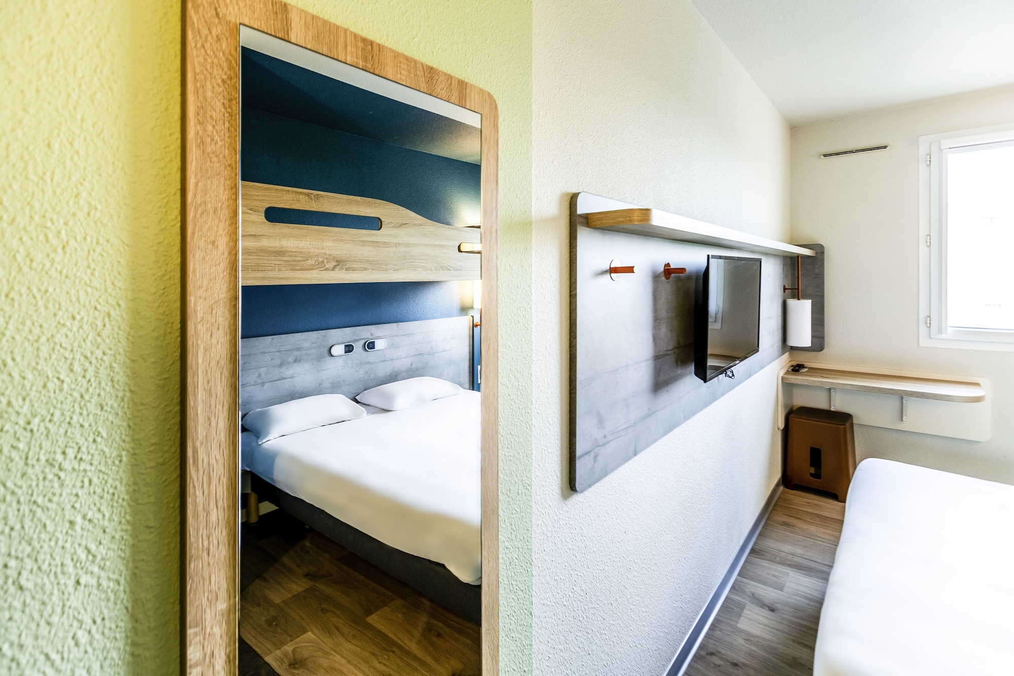 غرفة ثلاثية بسرير مزدوج وسرير بطابقين، ibis budget Pertuis Portes du Luberon 3/7