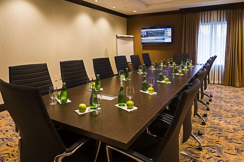 Hampton Inn by Hilton Ottawa Airport 24/26