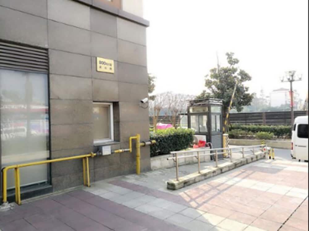 ibis Shanghai Chengshan Road 27/33