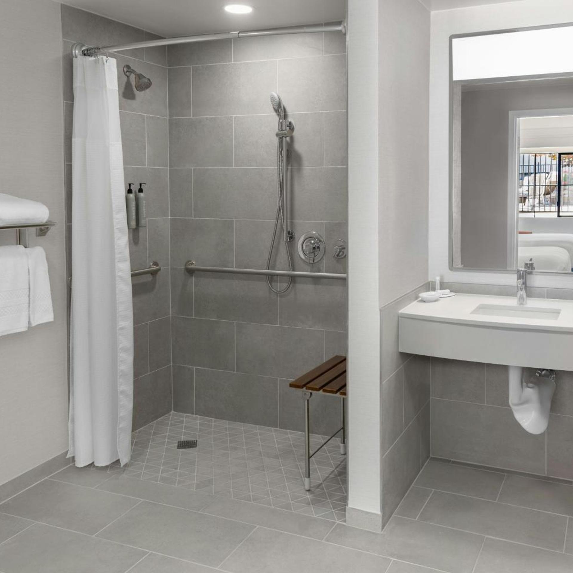 غرفة بسريرين كوين مع أريكة، Courtyard By Marriott Palo Alto Los Altos 8/10