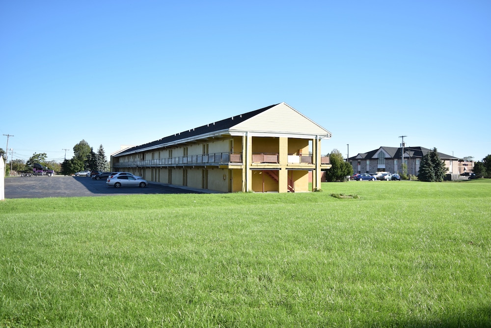 Econo Lodge Brockport NY 32/33