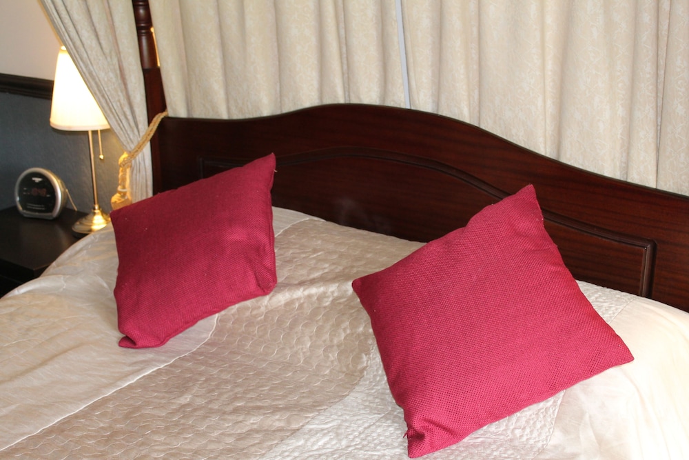 Oak Farm Hotel 10/40