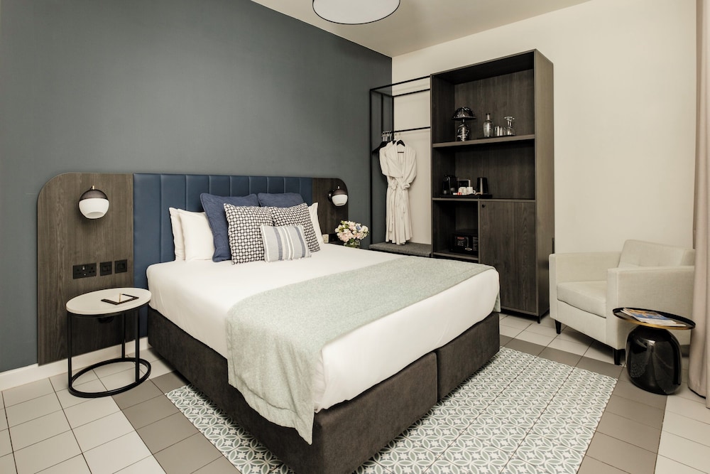 SUPERIOR, DOUBLE OR TWIN BED