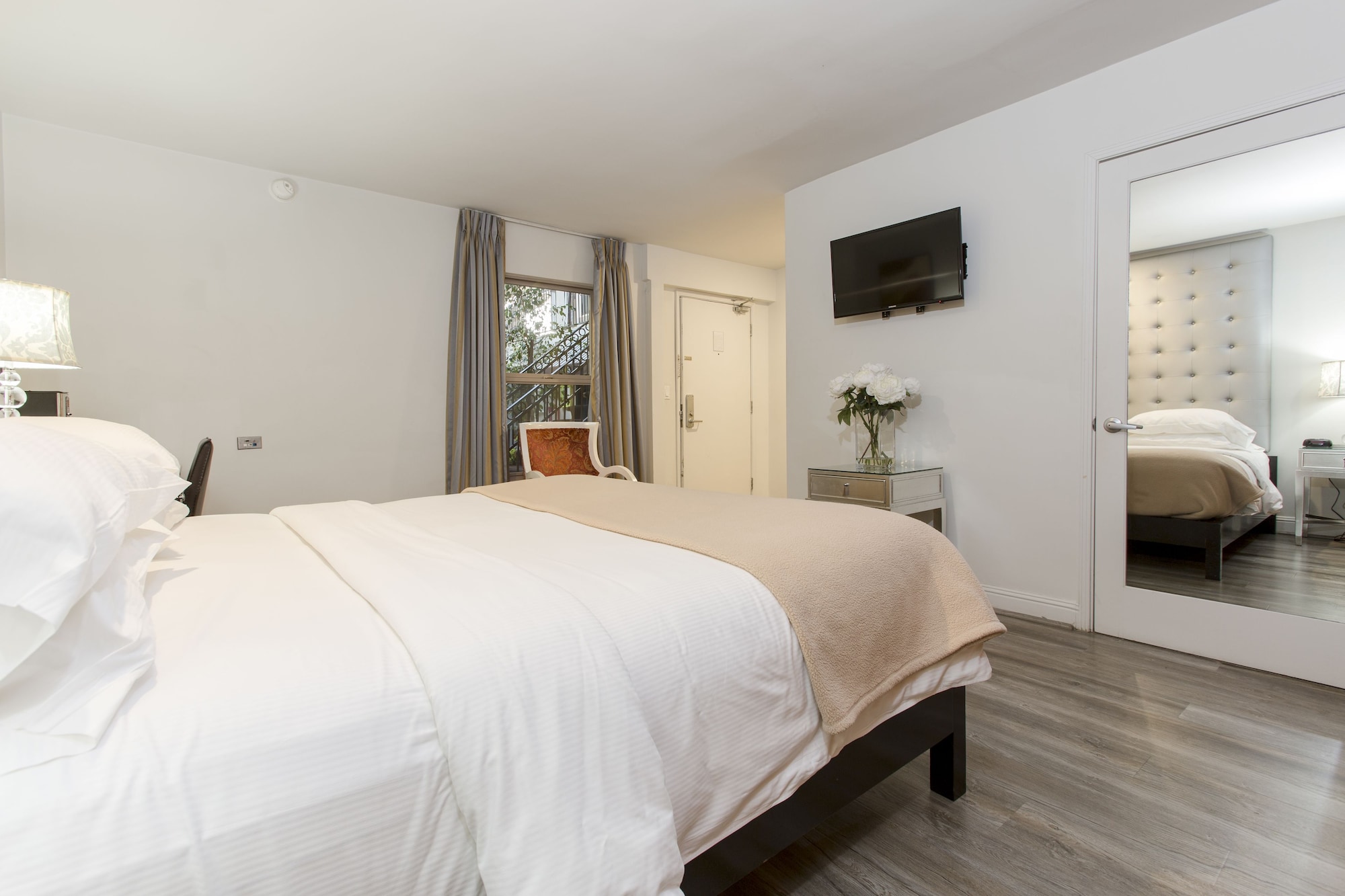 DELUXE, KING BED
