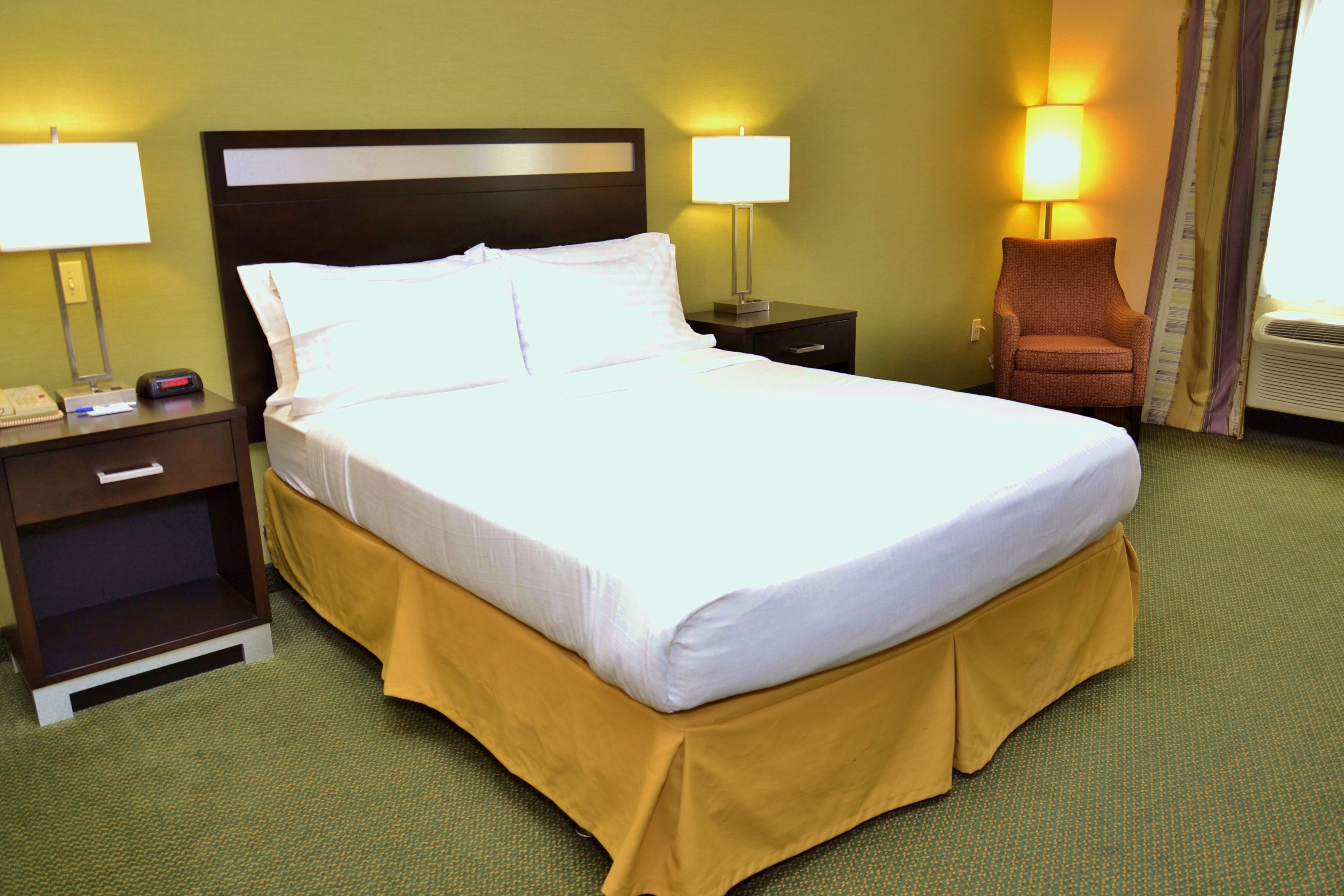 Holiday Inn Express Suites Center Township 17/78