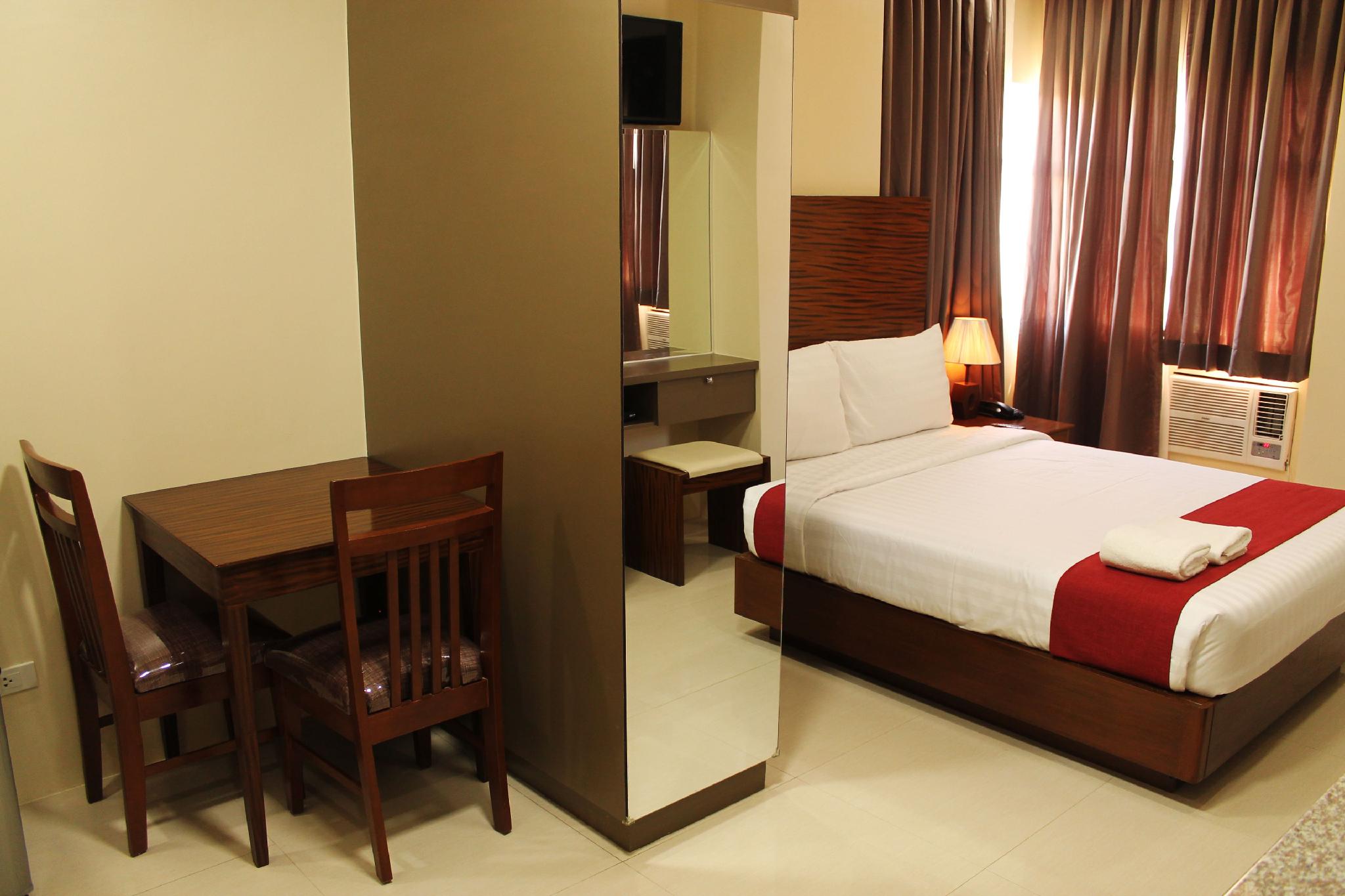 Deluxe, Queen and Twin Beds