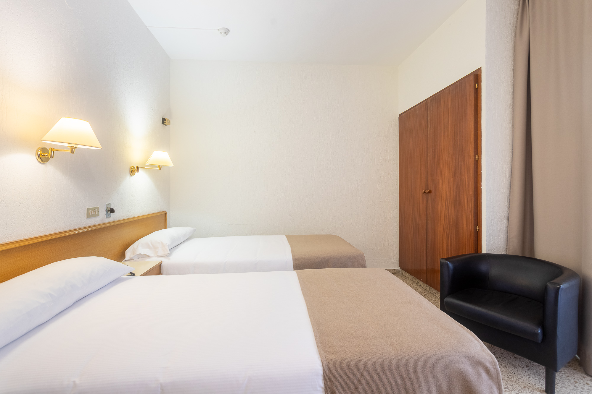 ROOM, SINGLE, DOUBLE OR TWIN BED