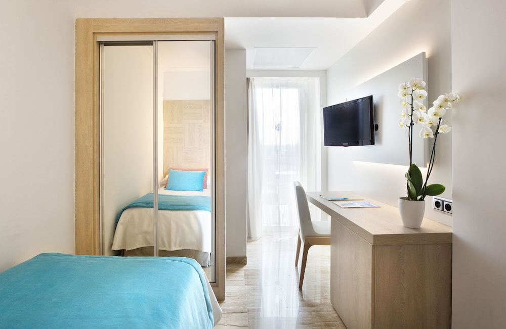 ROOM, SINGLE