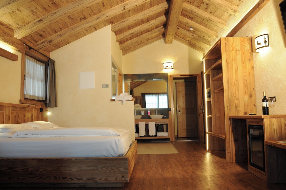 EXCLUSIVE, DOUBLE OR TWIN BED