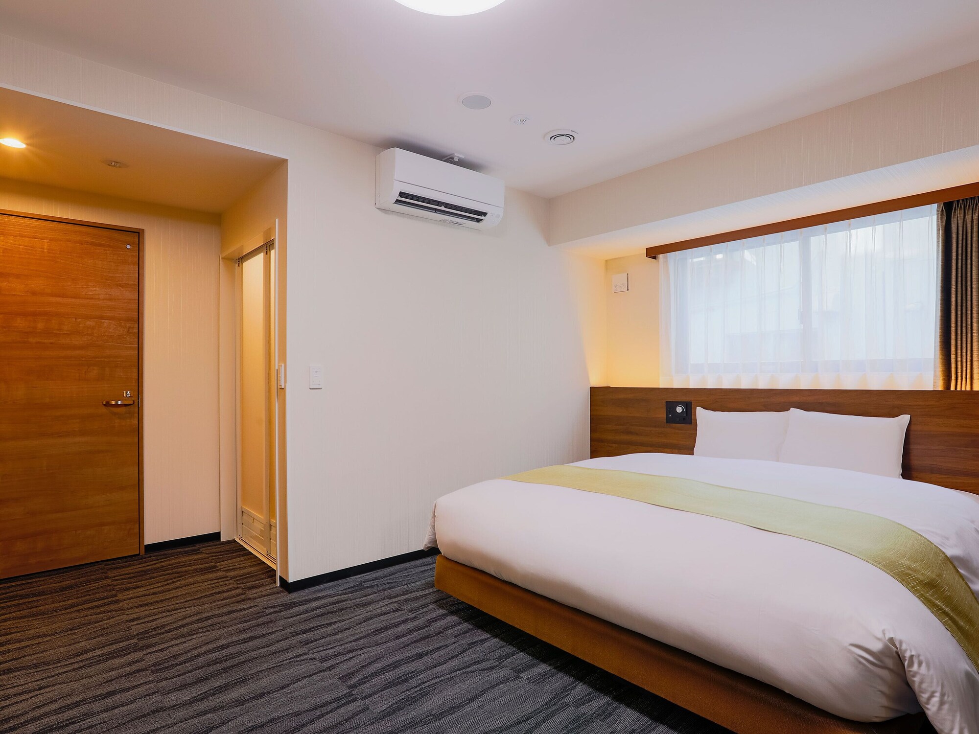 Universal, King Bed