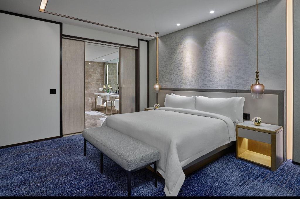1 Bedroom, Suite, King Bed, Water View, Sofa