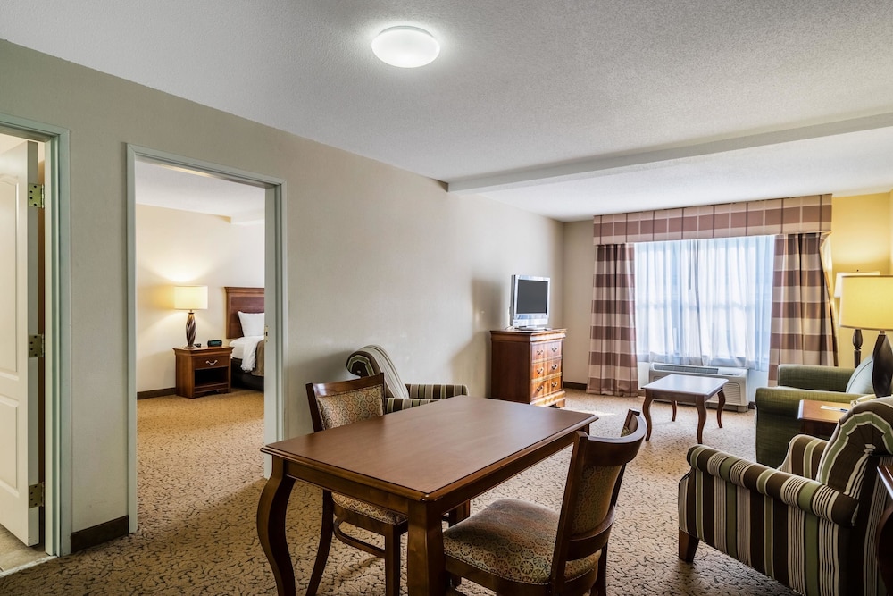 Comfort Inn & Suites Dover near Speedway 31/56