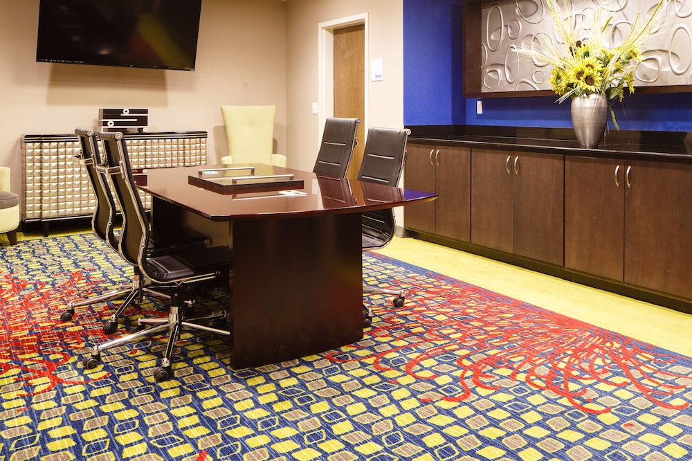 Holiday Inn Express Hotel Amp Suites el Reno 35/36