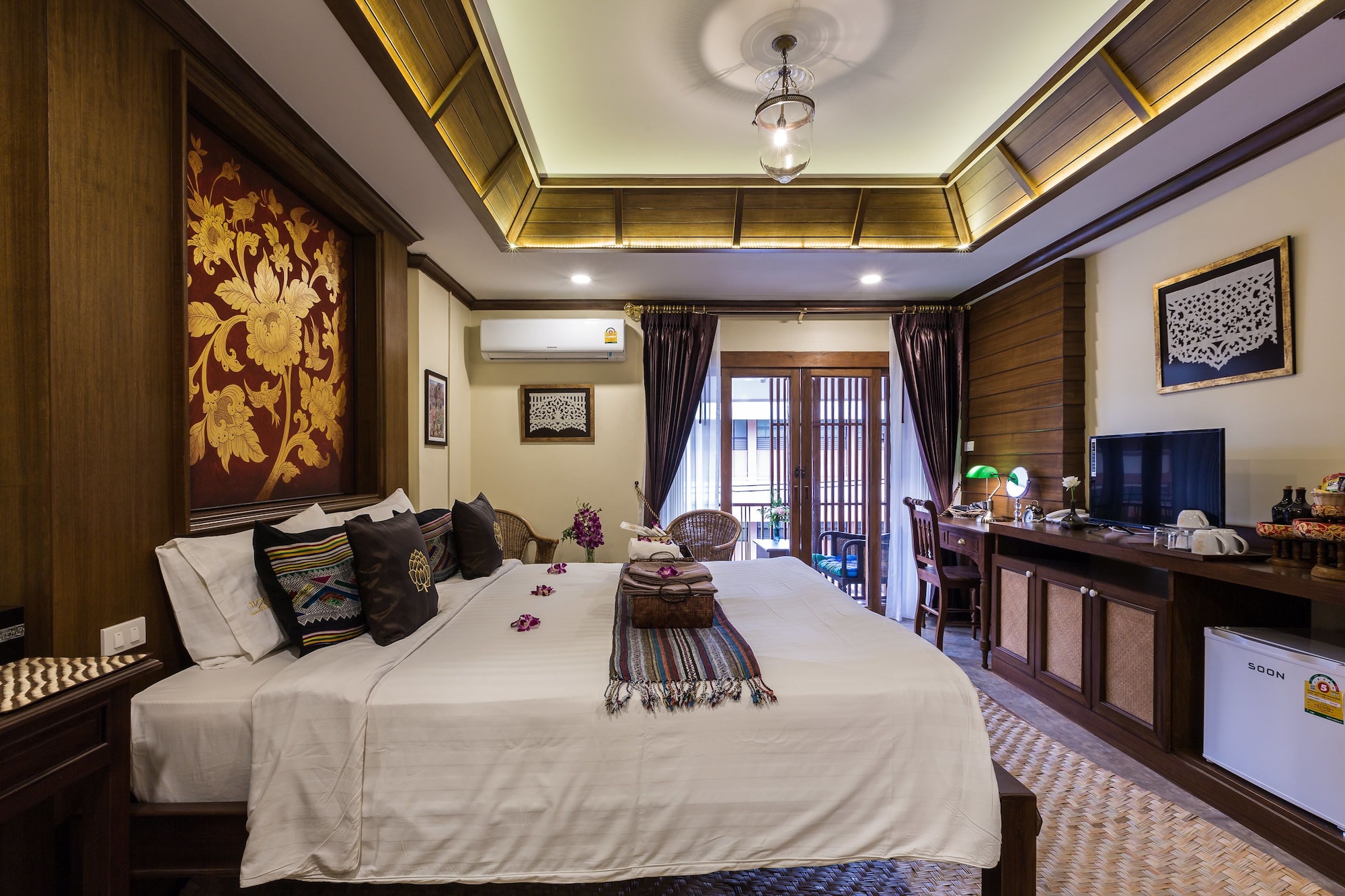 GRAND, DELUXE, DOUBLE BED