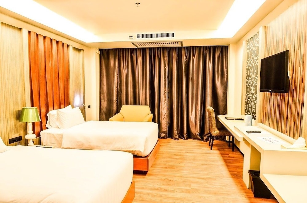 Alvarez Hotel 32/65
