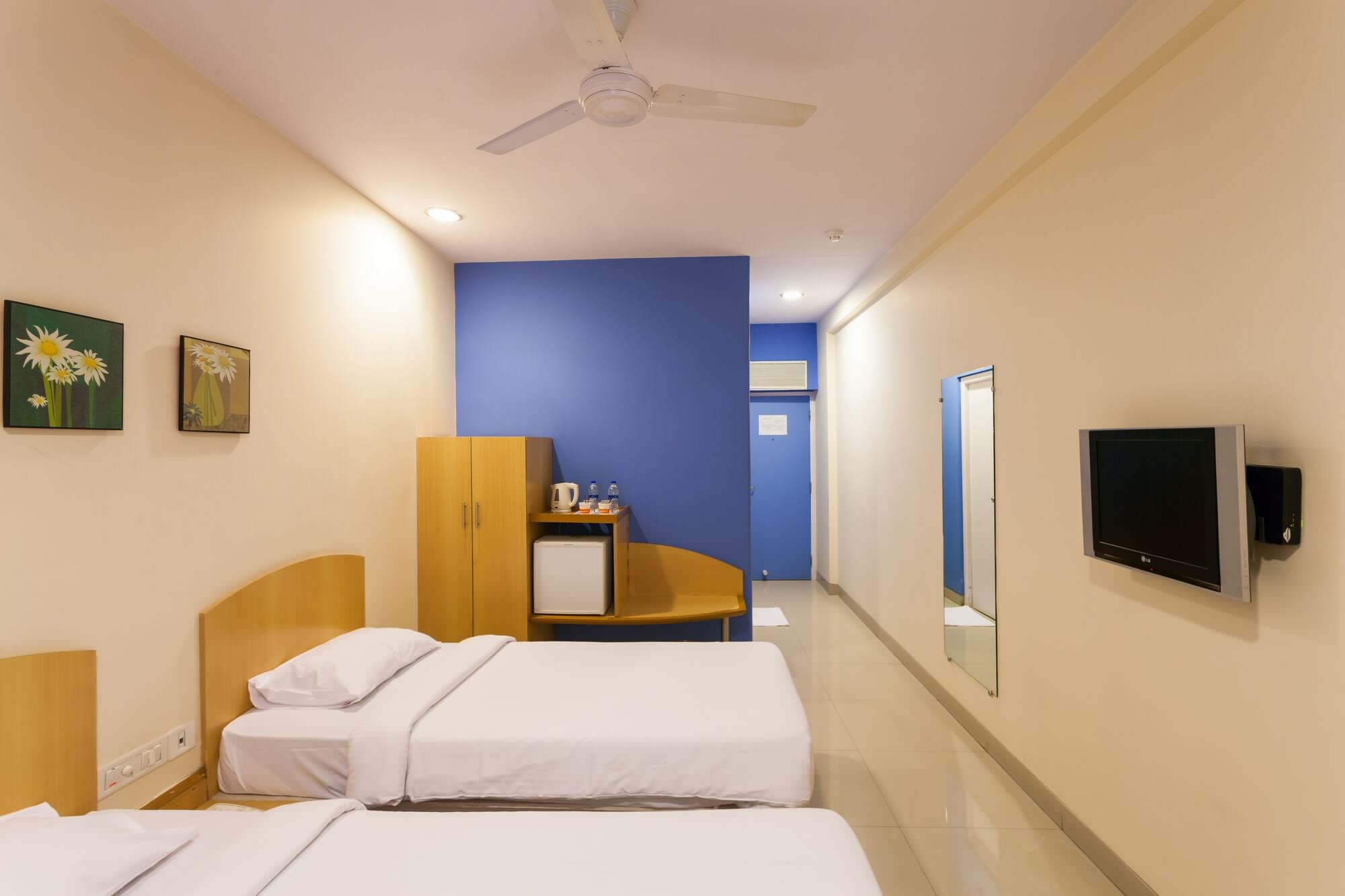 ROOM, TWIN BEDS