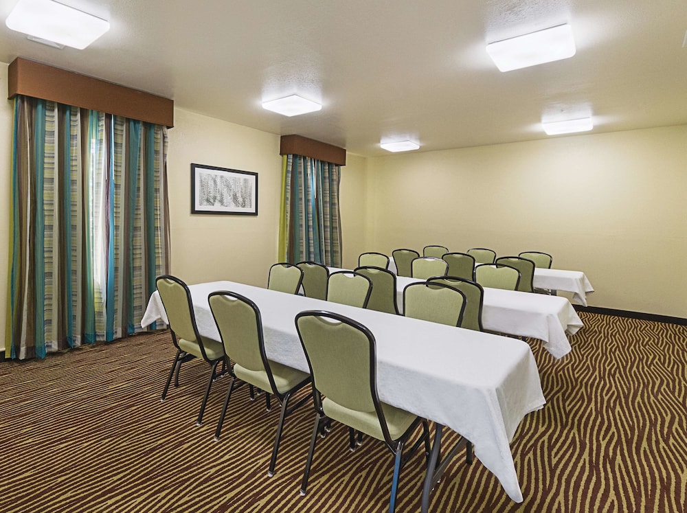 La Quinta Inn & Suites Mathis 20/27