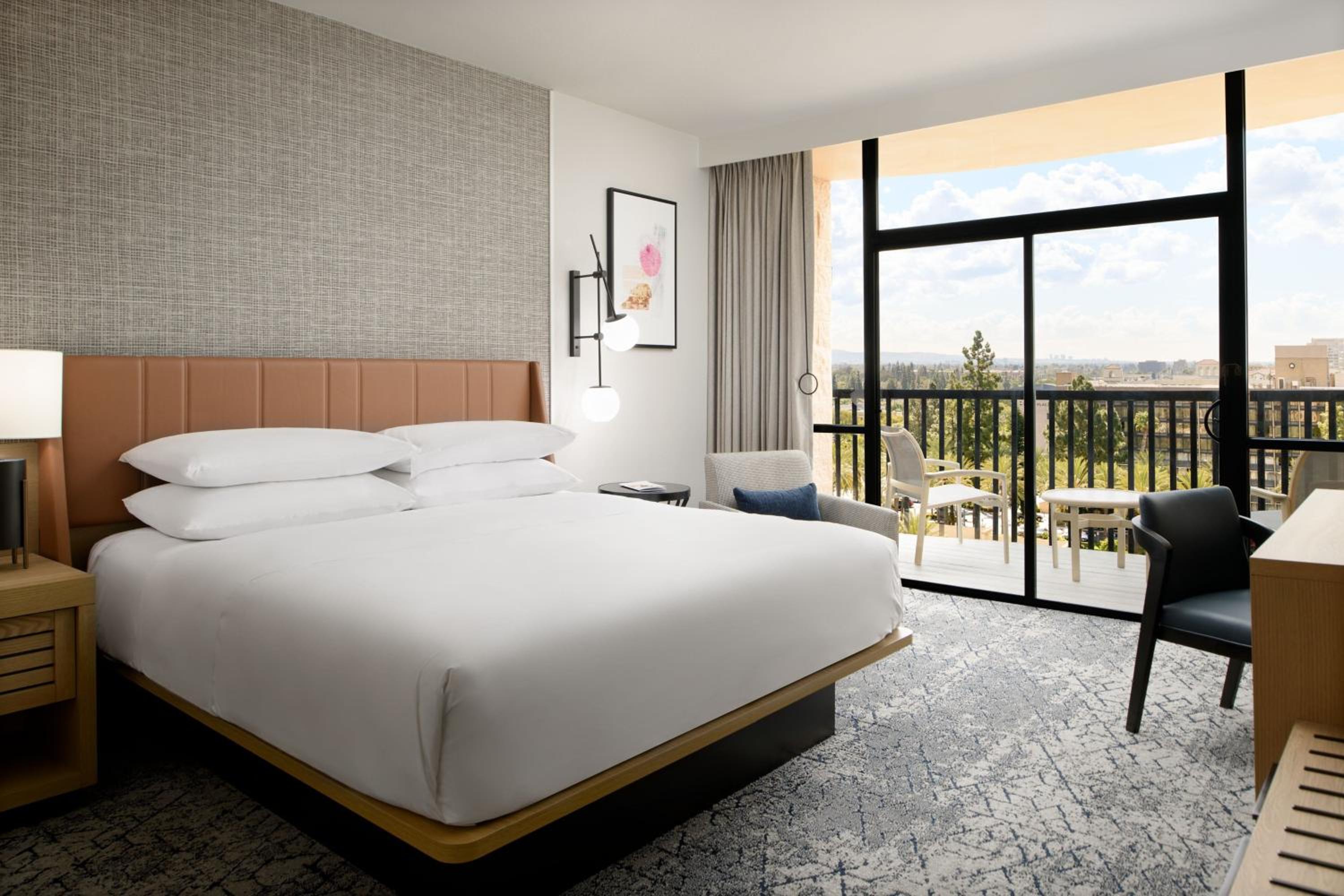 Guest Room, King Bed, Club Floor, High Floor