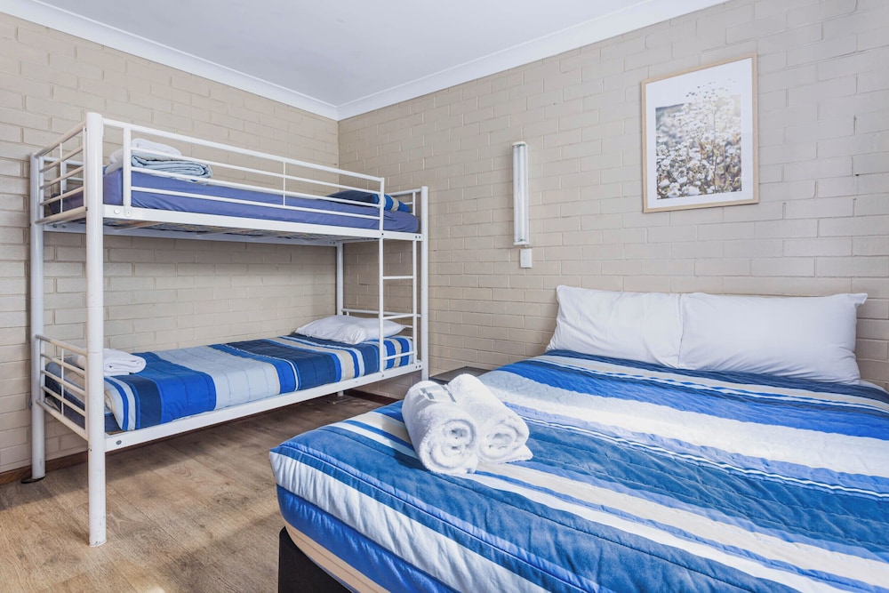 EMU BEACH CHALETS 7/35