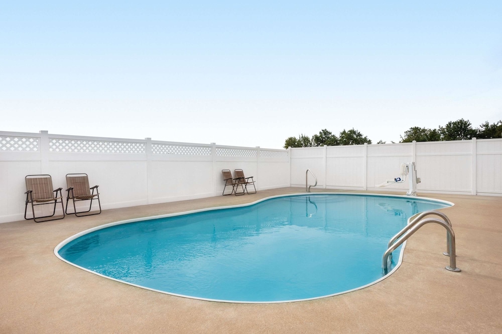 Travelodge By Wyndham Fort Scott 2/39