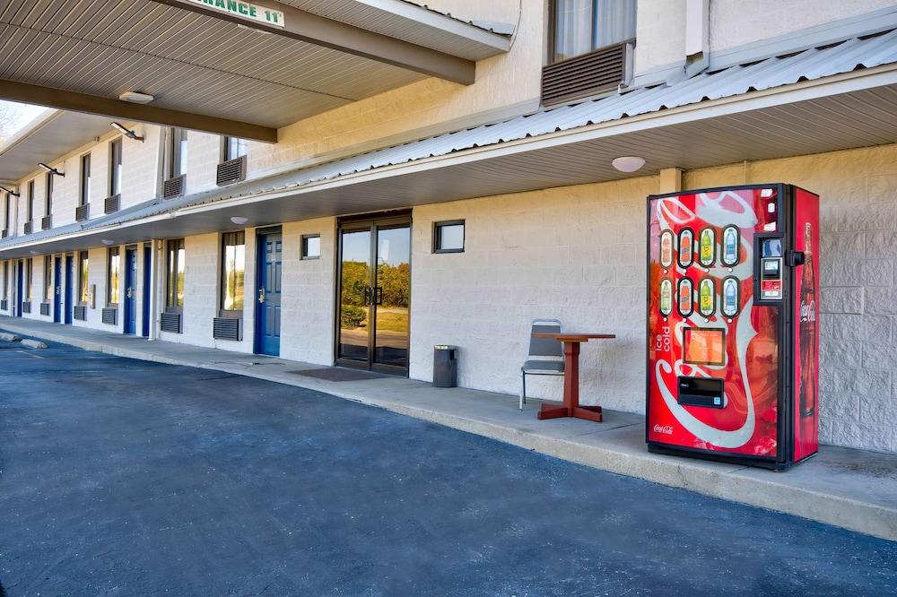 Motel6 Jeffersonville, IN - Louisville 25/33