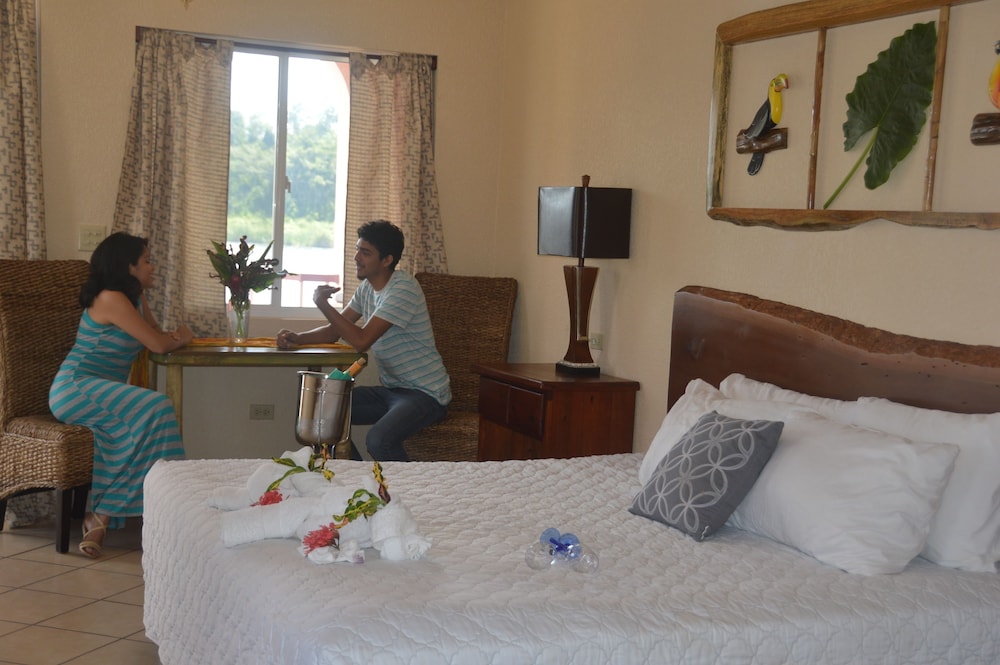 LAMANAI LANDINGS HOTEL AND MARINA 41/76
