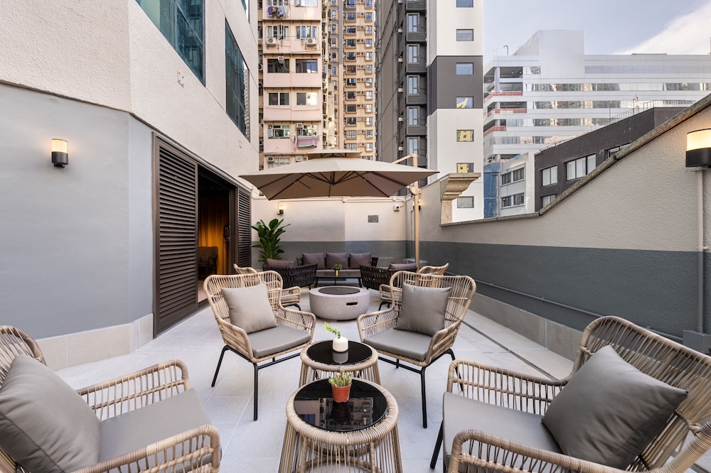 Dash Living On Hollywood 27/50