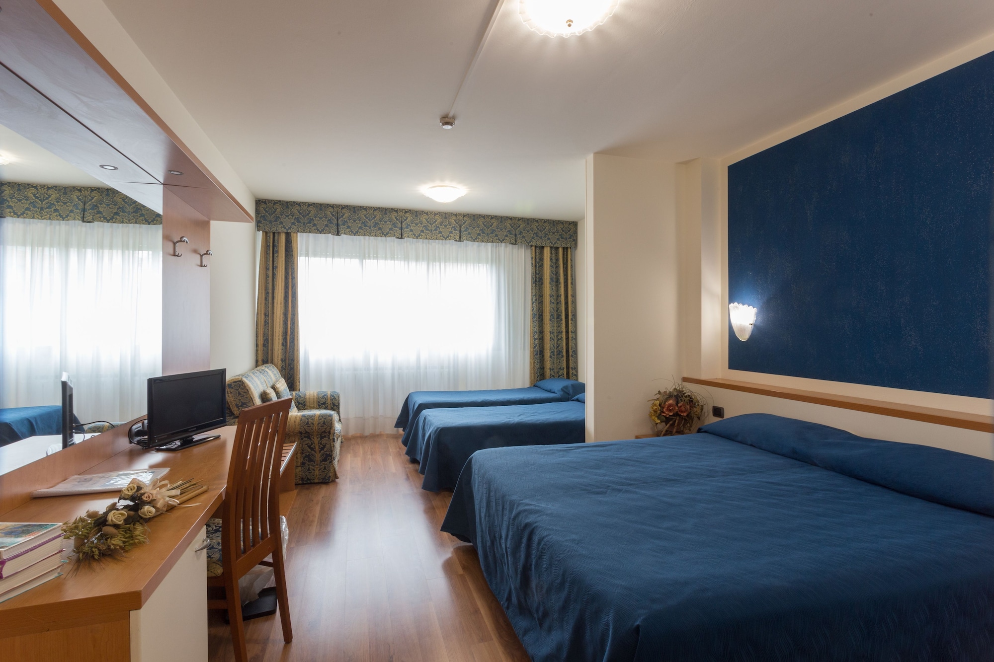 ROOM, QUADRUPLE
