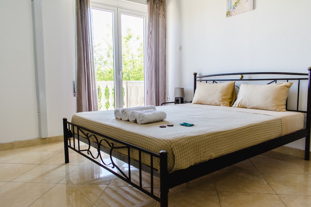 Nikolakakis Rooms Lavrio 25/65