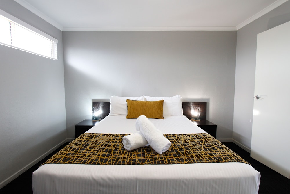 SUITE, QUEEN BED