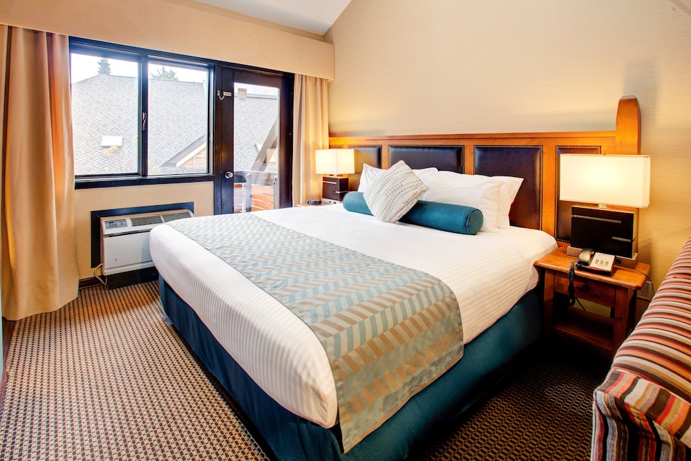 STUDIO, SUITE, KING BED, SOFA, BALCONY