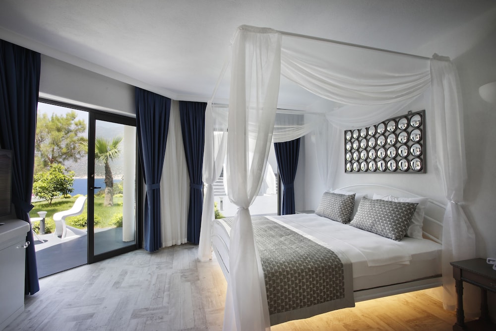 SUITE, SEA VIEW, JETTED TUB