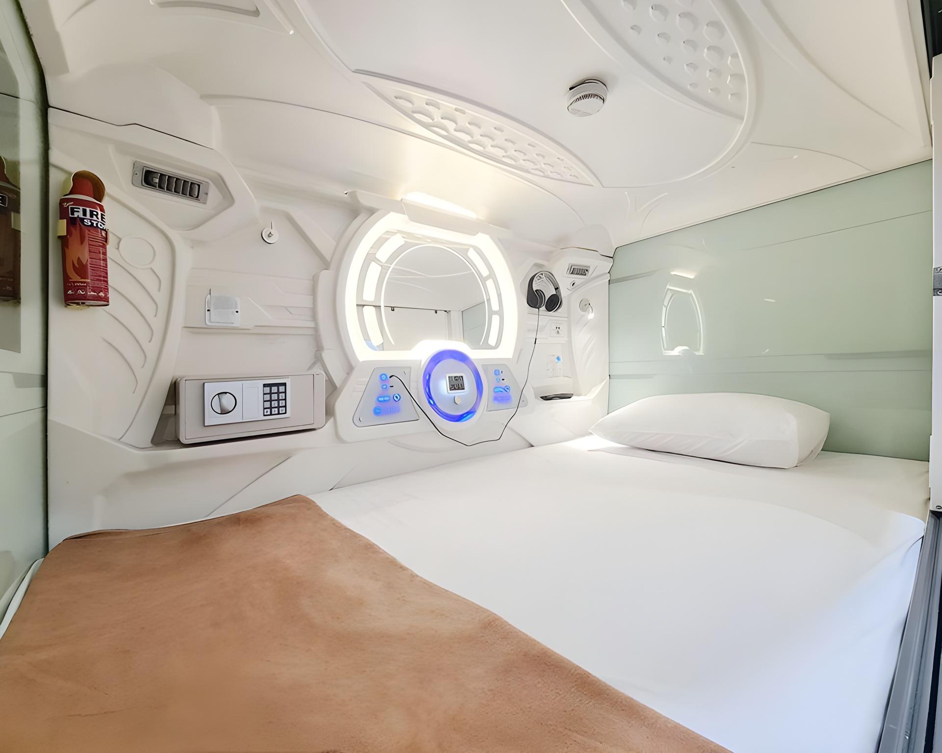 Capsule, Single