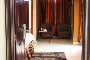 Airport West Hotel 28/75
