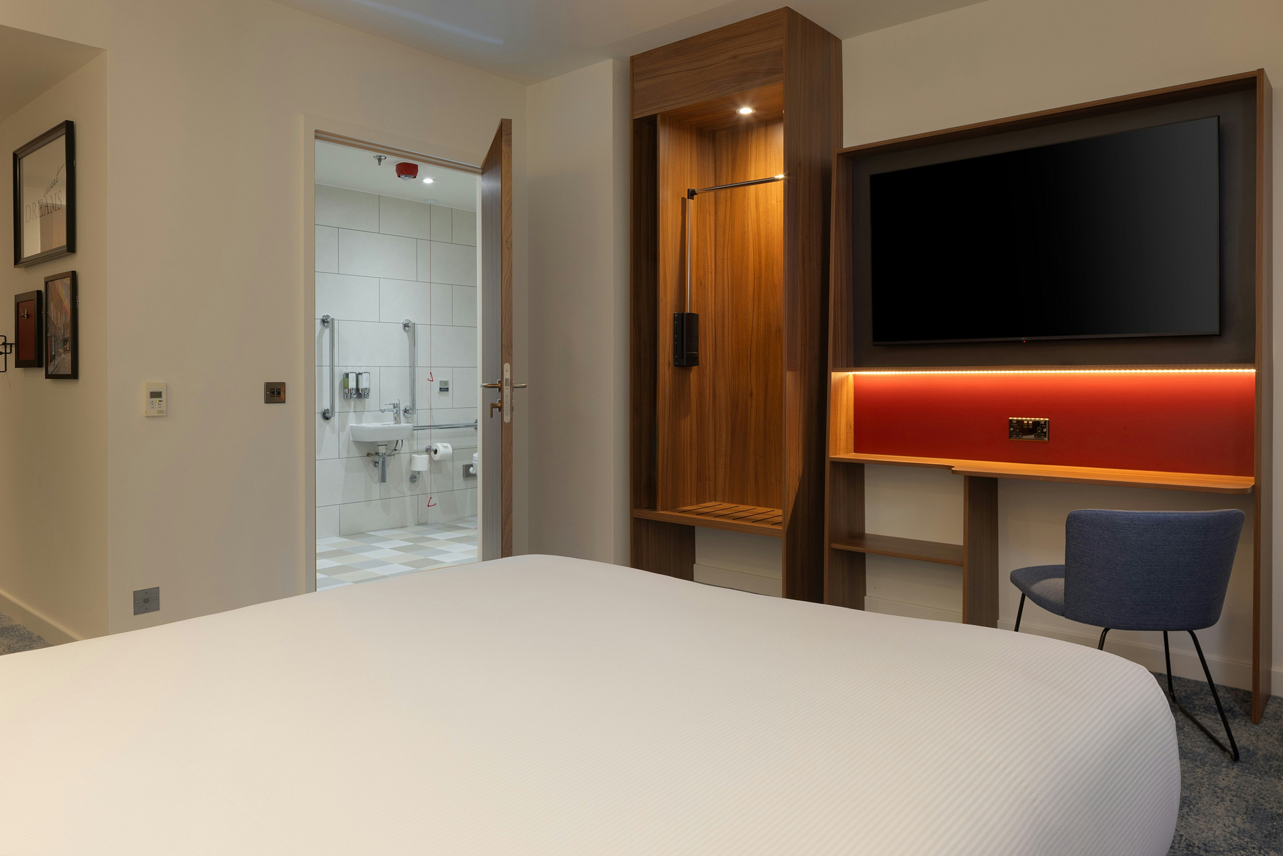 ROOM, QUEEN BED, ACCESSIBLE