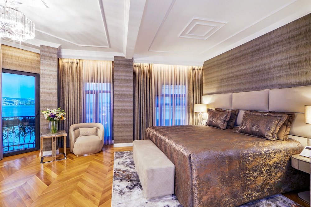 DELUXE, STUDIO, SUITE, JETTED TUB