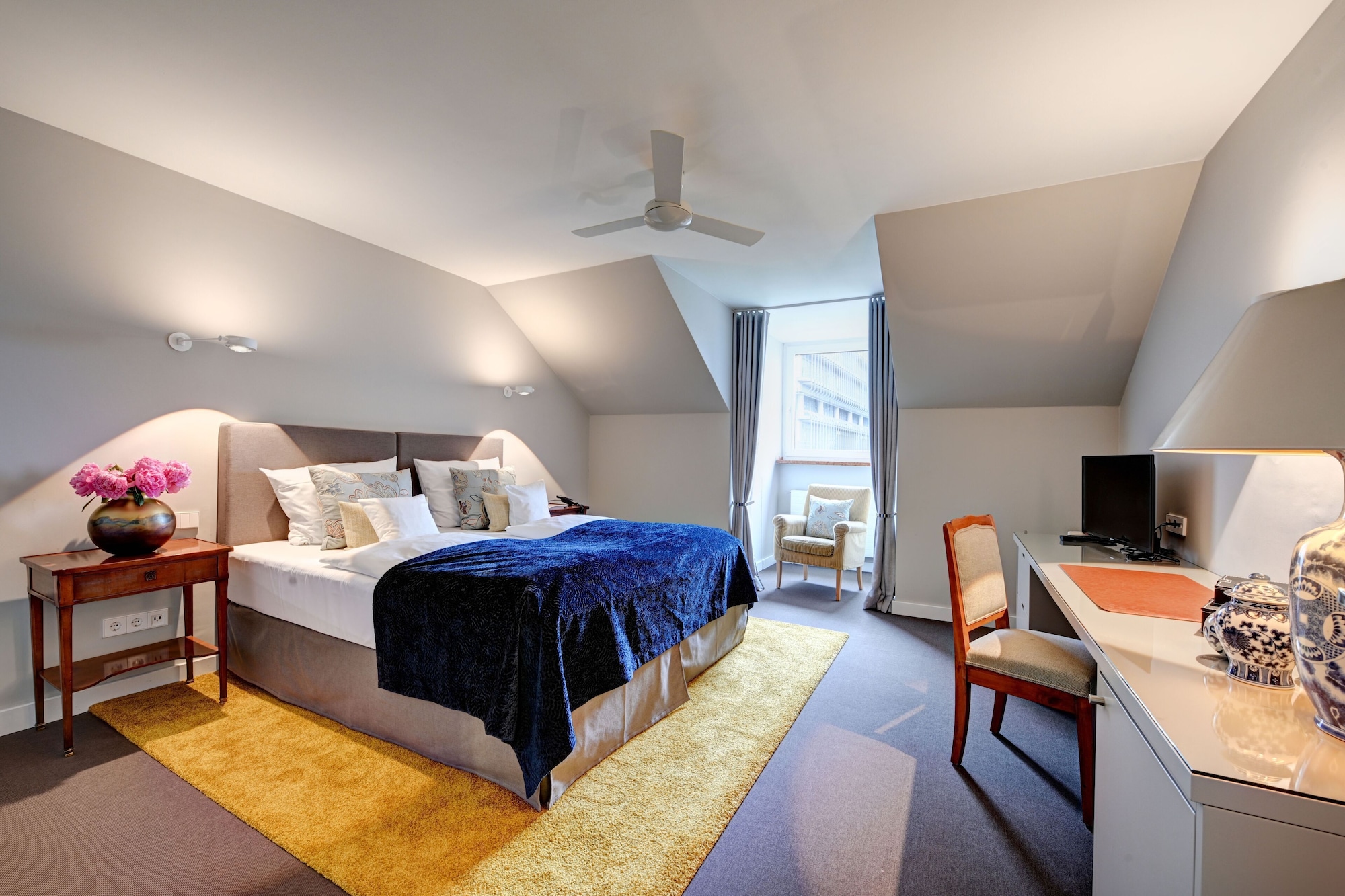 SUITE, KING BED, SOFA