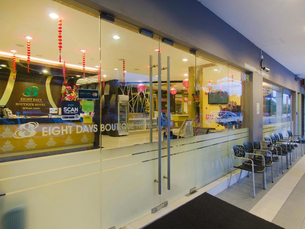 8 Days Boutique Hotel Mount Austin 47/57