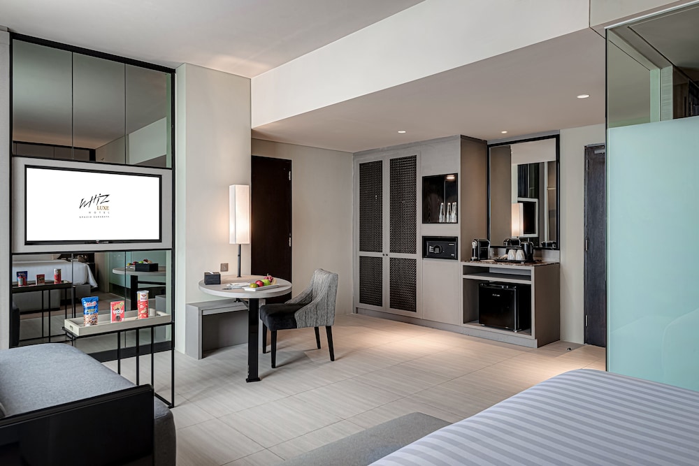Whiz Luxe Hotel Spazio Surabaya 18/29
