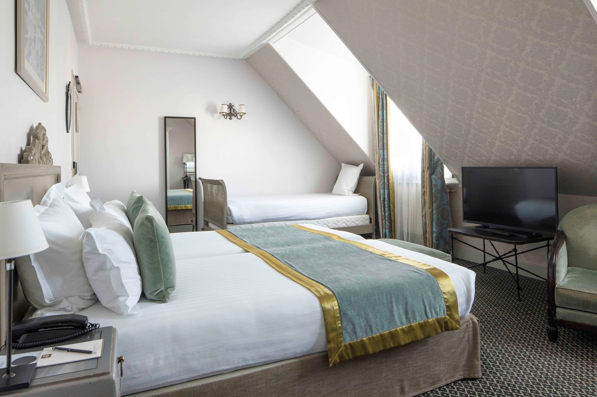 ROOM, TRIPLE