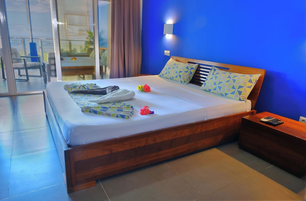Connecting, Family, Twin Beds, Street View