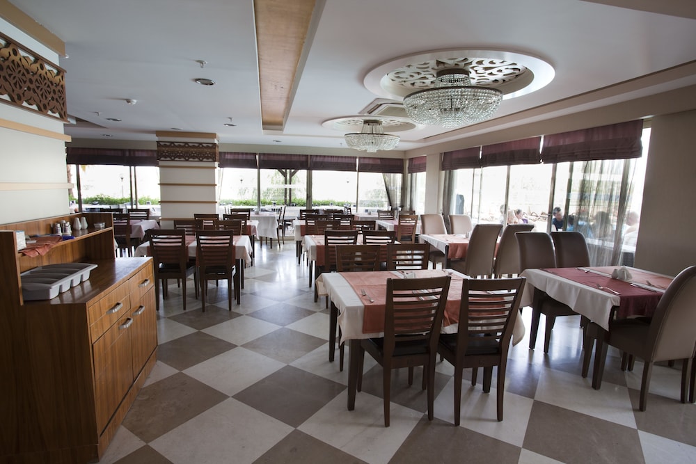 Adella Side Hotel 70/73