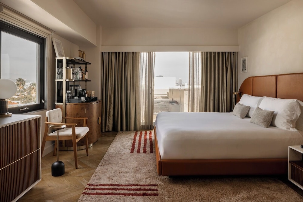 Club, Studio, King Bed, Sky View