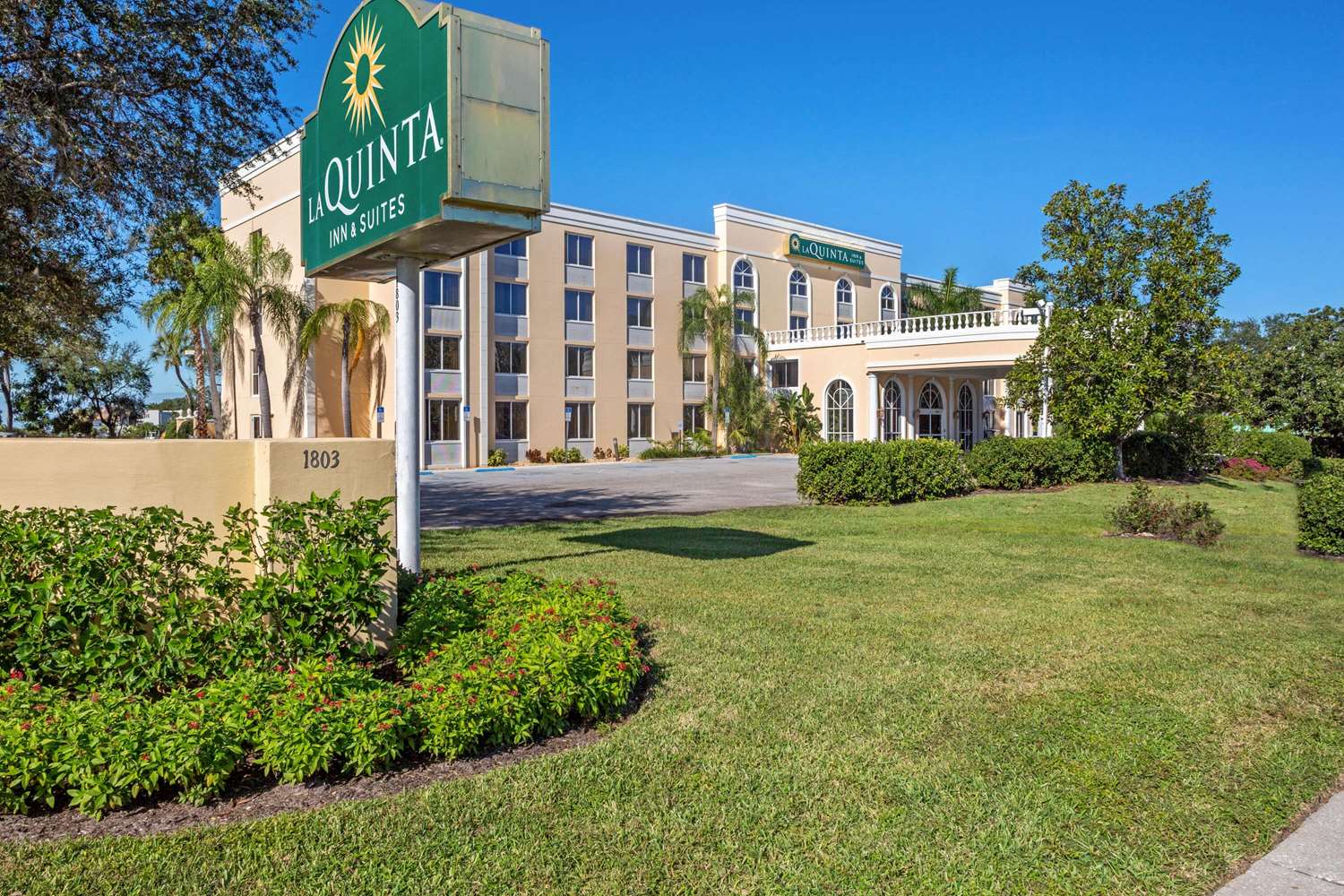 La Quinta Inn & Suites by Wyndham Sarasota Downtown 46/52
