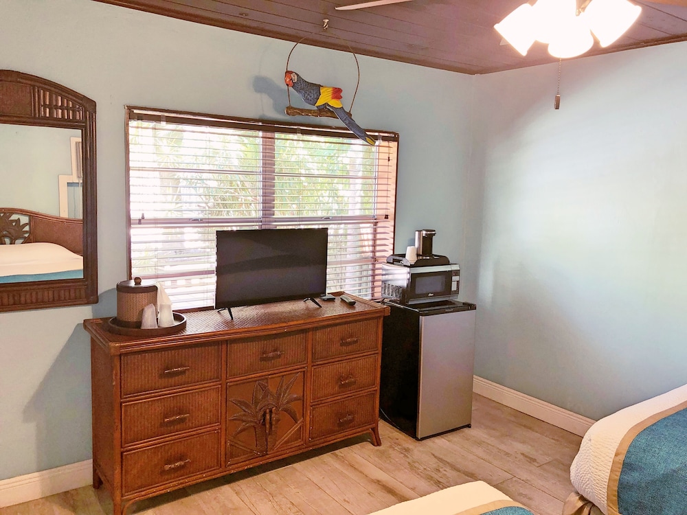 The Pelican Key Largo Cottages 8/76