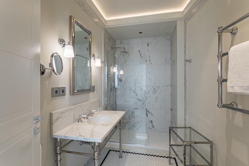 غرفة ديلوكس بسرير كينج بشرفة، Room Mate Gran Filippo, Rome Fontana di Trevi 7/7