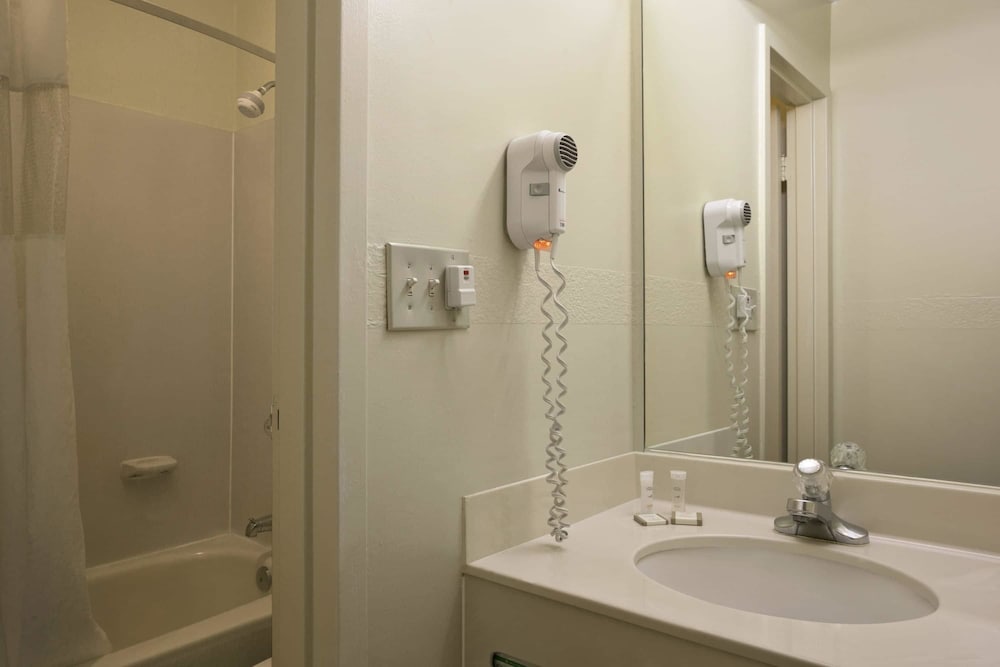 OYO Travelodge by Wyndham Lansing IL 24/26
